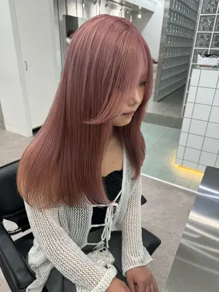 ロング カラー ⭐ハイトーンブリーチ ミルクティーピンクのヘアスタイル