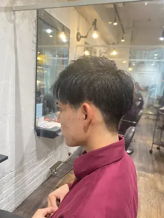 メンズ 梅田ハイトーン チダ ヒナノのヘアスタイル