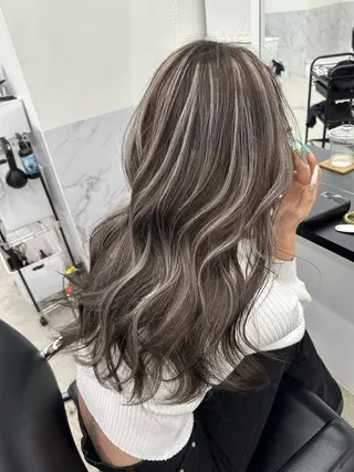 カラー 服部 しおんのヘアスタイル