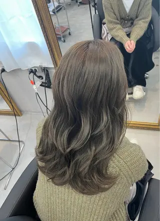 セミロング カラー REAL【レアル】所属・グレージュ/透け感 カラー/透明感カラーのヘアスタイル