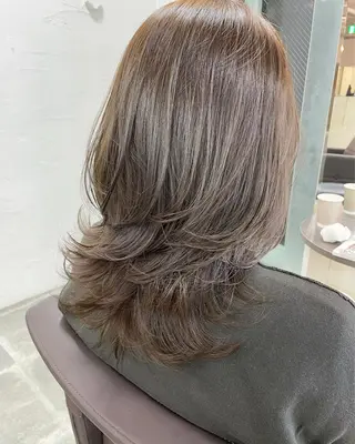 セミロング 平 ちひろのヘアスタイル