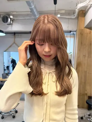ロング カラー ミルクティー× グレージュMOMOのヘアスタイル