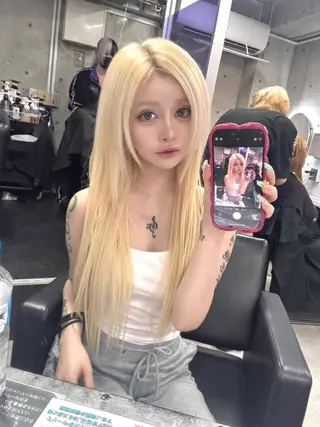 ロング カラー ホワイト&レイヤーカ ットエクステ長畠俊輔のヘアスタイル