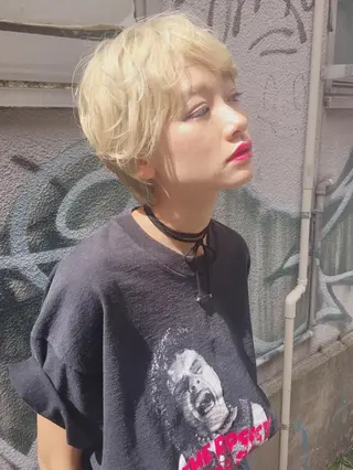 ショート カラー ウルフカット／吉村 桃子のヘアスタイル