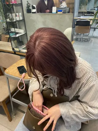 セミロング カラー ミルクティー× グレージュMOMOのヘアスタイル