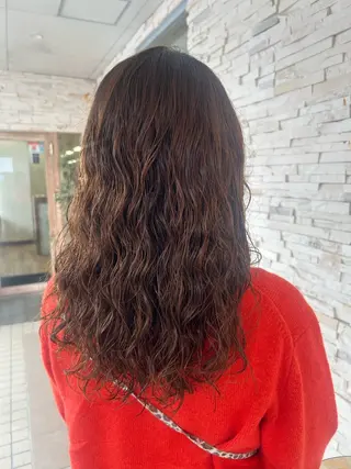 ロング パーマ ヘアーメイクデビュー所属・新里 涼花のヘアスタイル