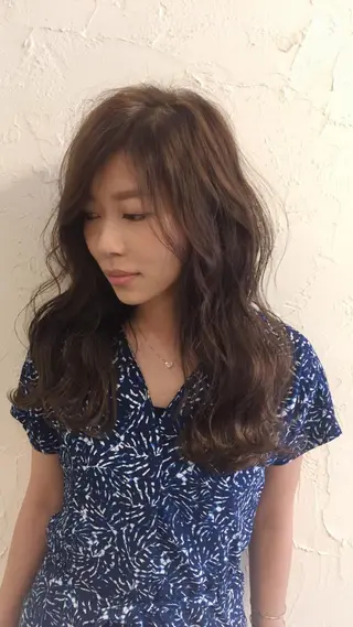 ロング 韓国レイヤー外国人風 透明感カラー髪質改善のヘアスタイル
