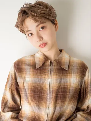 ショート pole/apartment所属・💓パーマ，💗 レイヤーカットのヘアスタイル