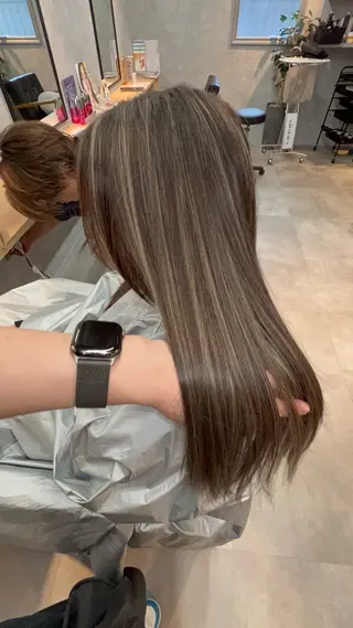 ロング motoトップカラー リスト/ブリーチカラのヘアスタイル