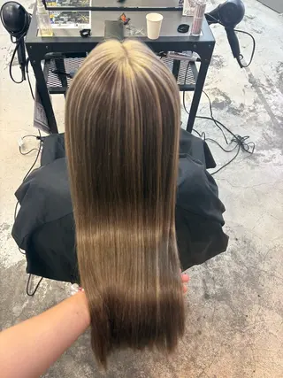 セミロング カラー HIKARI🐈‍⬛ ハイトーン×デザインのヘアスタイル