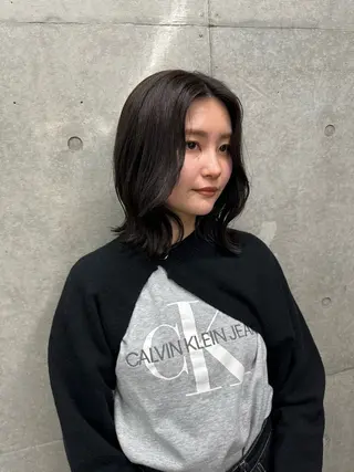 ミディアム カラー 菊地 柚乃のヘアスタイル