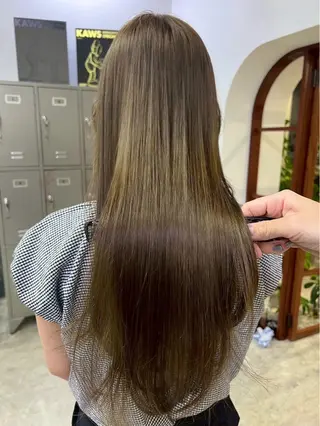 ロング カラー ✨️赤み消しカラー/ ミルクティーベージュのヘアスタイル