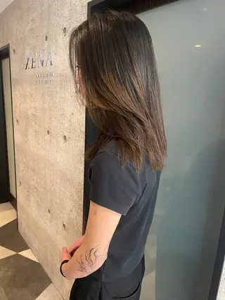 ショート GEM YURI ハイトーンカラーのヘアスタイル