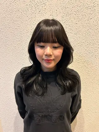 ミディアム カラー 角田 桃香のヘアスタイル