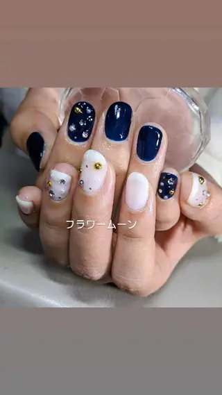 ネイル フラワー ムーンのネイルデザイン