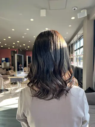 ミディアム カラー 志田 ほん/ インナーカラーのヘアスタイル