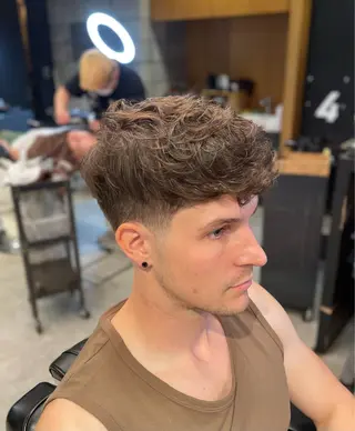 ミディアム メンズ FRANK’S BARBER&BEER CLUB 日比谷店所属・TAKU /フェード/パーマのヘアスタイル