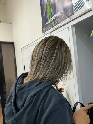 ミディアム apollo 横浜所属・横浜🦋ハイトーン 🫐シャドウルーツのヘアスタイル