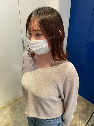 ミディアム MIOベージュカラー 柔らかいカラーのヘアスタイル