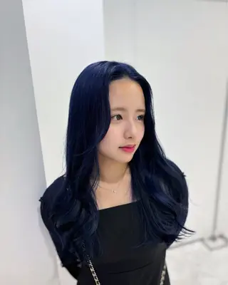 ロング カラー 🩵色落ち可愛い 寒色カラー🩵のヘアスタイル