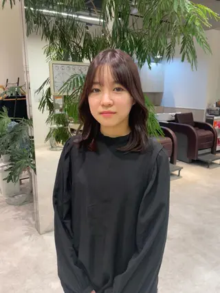 ミディアム レイヤー/顔まわり カット/地毛風カラーのヘアスタイル