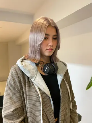 ミディアム カラー ネイル マツエク・マツパ アイブロウ ⭐ハイトーンブリーチ ミルクティーピンクのヘアスタイル