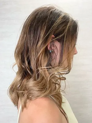 セミロング カラー 駅チカ【ali'i】 アリイ花崎友美☘のヘアスタイル