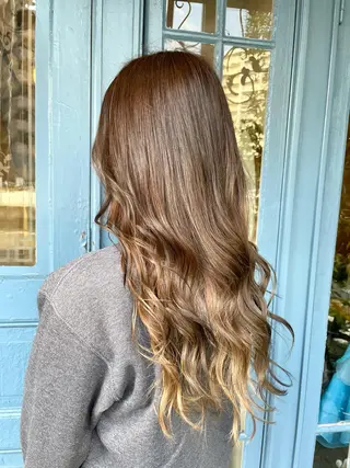 セミロング ブリーチ毛矯正.髪質 改善.髪にドラマをのヘアスタイル