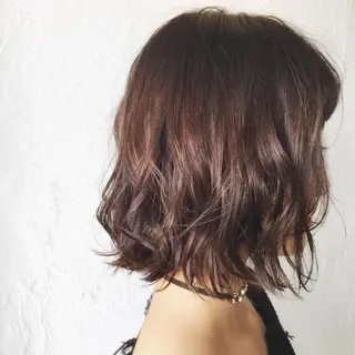 ミディアム カラー AnFye une qatllのヘアスタイル