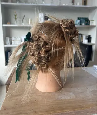 ヘアアレンジ Maho/海外 レイヤー/ハイトーンのヘアスタイル