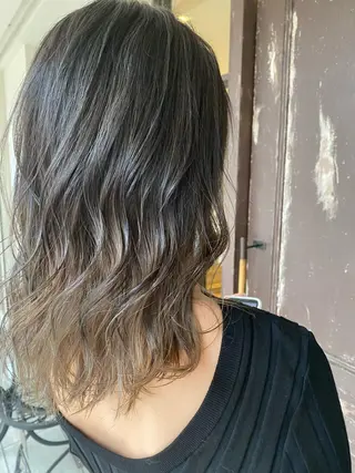 ミディアム カラー 川越 輝梨奈のヘアスタイル