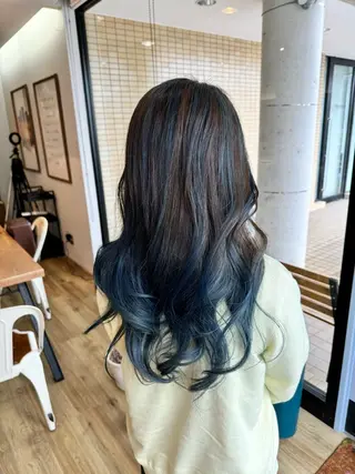 ロング カラー ツキダテ ユイのヘアスタイル