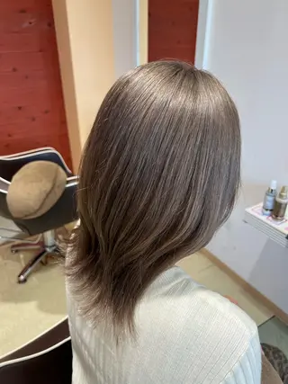 セミロング カラー ☘️折戸結菜☘️ ハイトーンカラーのヘアスタイル