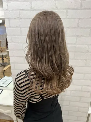 セミロング ミルクティーカラー グレージュ　高山慧輔のヘアスタイル