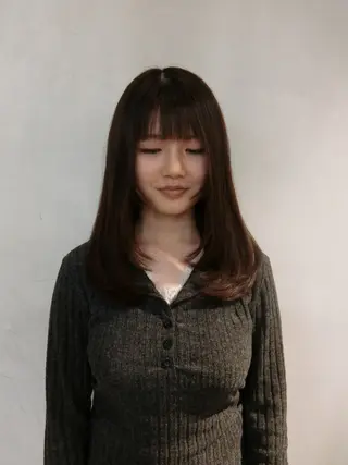 ミディアム iroha/ レイヤーカットモデルのヘアスタイル