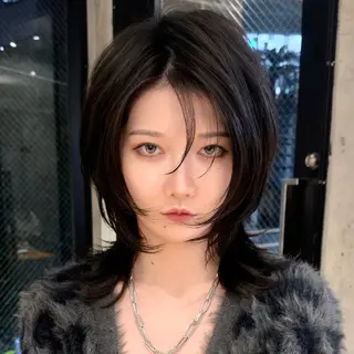 ミディアム ウルフとデザイン カラーの神のヘアスタイル