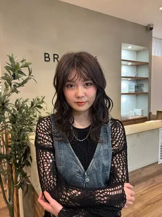 ミディアム 髙木琉菜／レイヤー パーソナルカラーのヘアスタイル