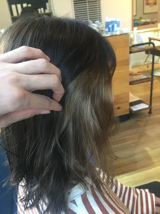 セミロング カラー ツキダテ ユイのヘアスタイル