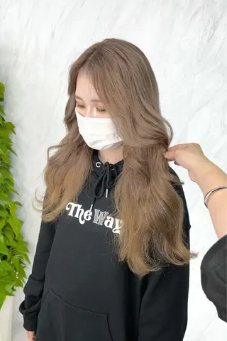 ロング カラー シールエクステ特化 ハイトーン、NANAのヘアスタイル