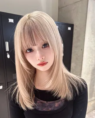 ミディアム 名古屋ムラ修正 ハイトーンのヘアスタイル