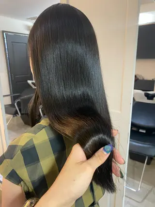 ロング カラー 梅田ハイトーン チダ ヒナノのヘアスタイル