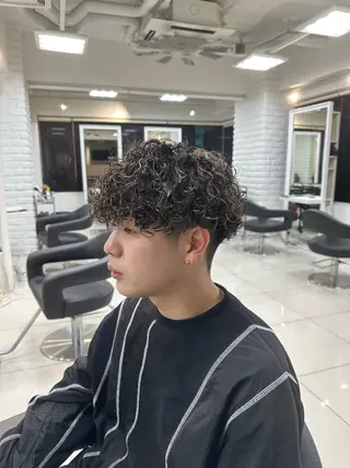 ショート カラー パーマ メンズ フェザーパーマ職人 🪶ryosukeのヘアスタイル