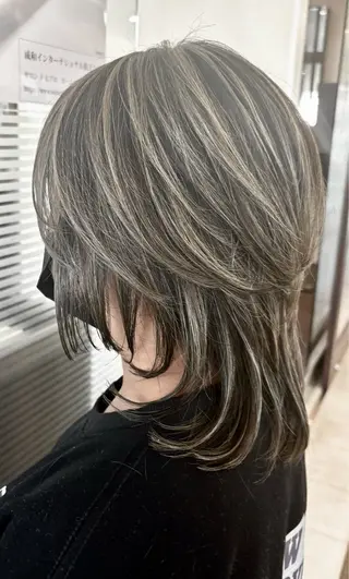 ミディアム 鈴木 千恵子のヘアスタイル