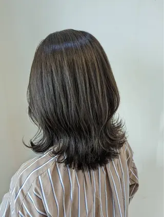 ミディアム 宮下 彩佳のヘアスタイル