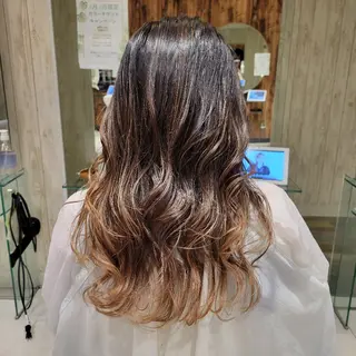 ロング 韓国風パーマ、白髪ぼ かし　マキノタカユキのヘアスタイル