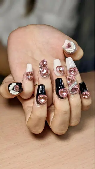 ネイル フラワー ムーンのネイルデザイン