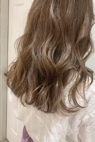 セミロング カラー ヘアアレンジ ネイル マツエク・マツパ NUU所属・滝島 真帆のヘアスタイル
