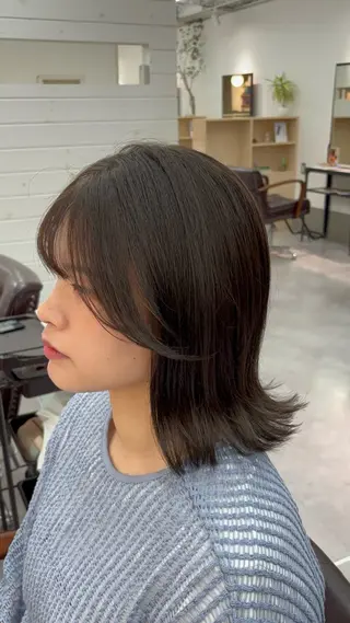 ミディアム 岩本 遥加のヘアスタイル