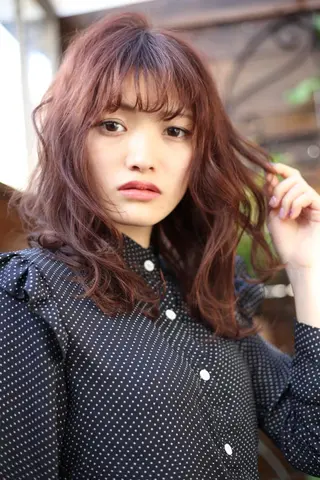 ミディアム 岩渕 由里香のヘアスタイル