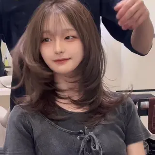 ミディアム Sugar【シュガー】所属・ブリーチなしWカラー /レイヤーカット大阪のヘアスタイル